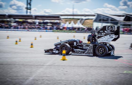 Racing car built on 3D-printed parts from TE