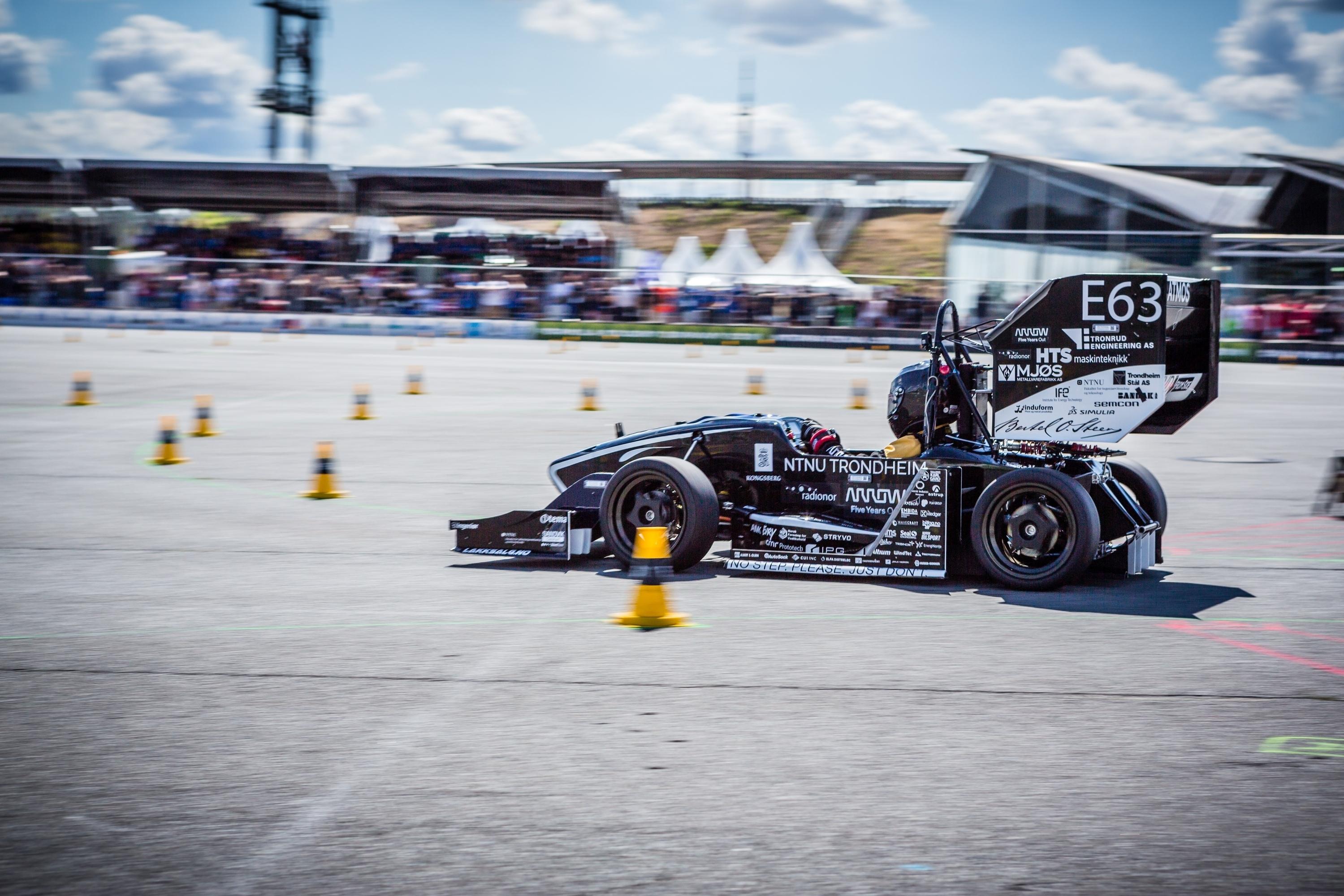 Racing car built on 3D-printed parts from TE